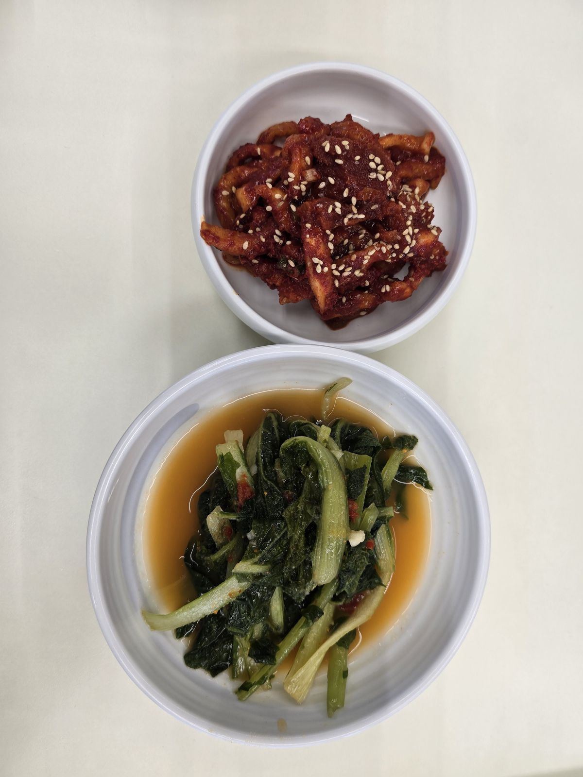 애막골 동치미막국수 기본 반찬 열무김치와 수육에 곁들여 나온 무말랭이 무침