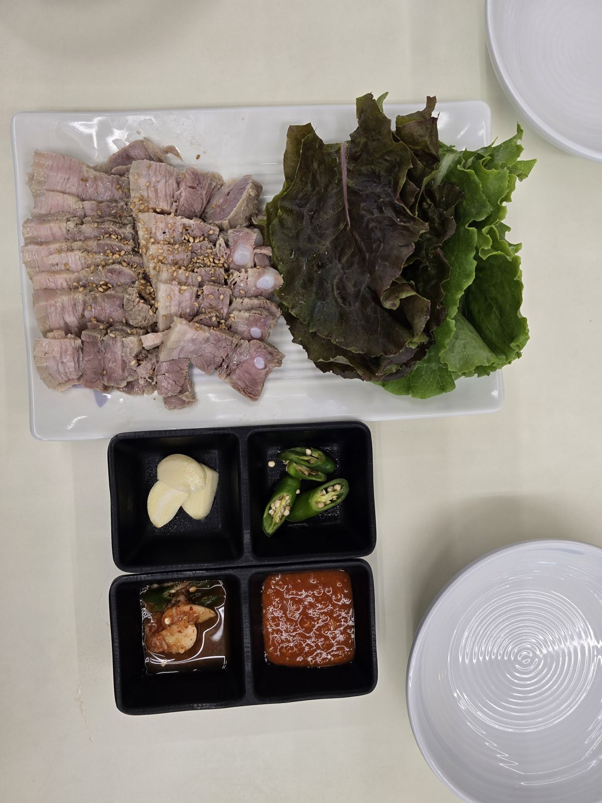 애막골 동치미막국수 수육 한접시와 쌈채소