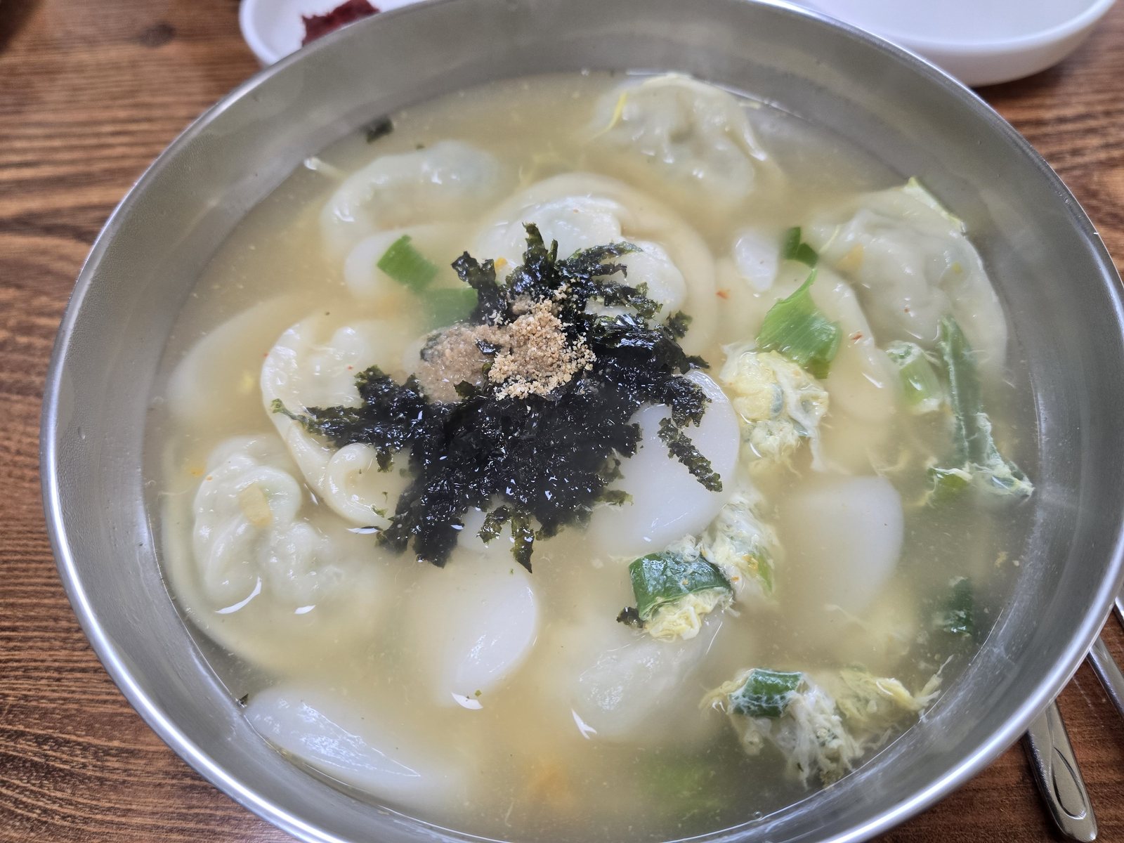 옛날손장칼국수 고기만두국 10000원 만두 8알