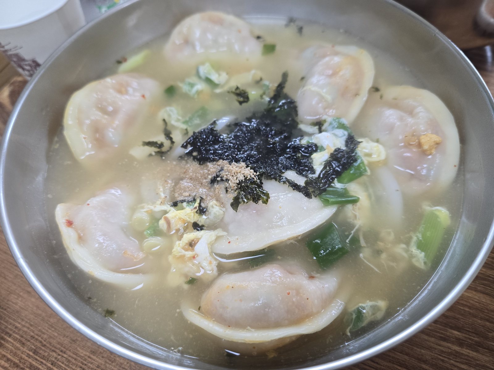 옛날손장칼국수 김치만두국 10000원 만두 8알