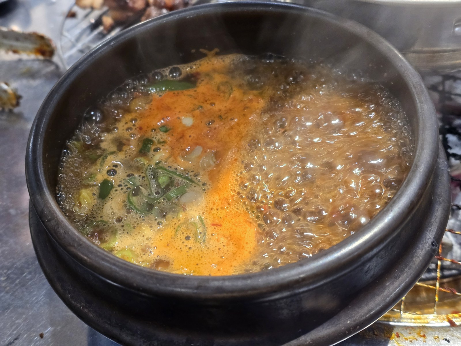 구울래머글래 울엄마 된장찌개를 숯불 위에 올린 모습