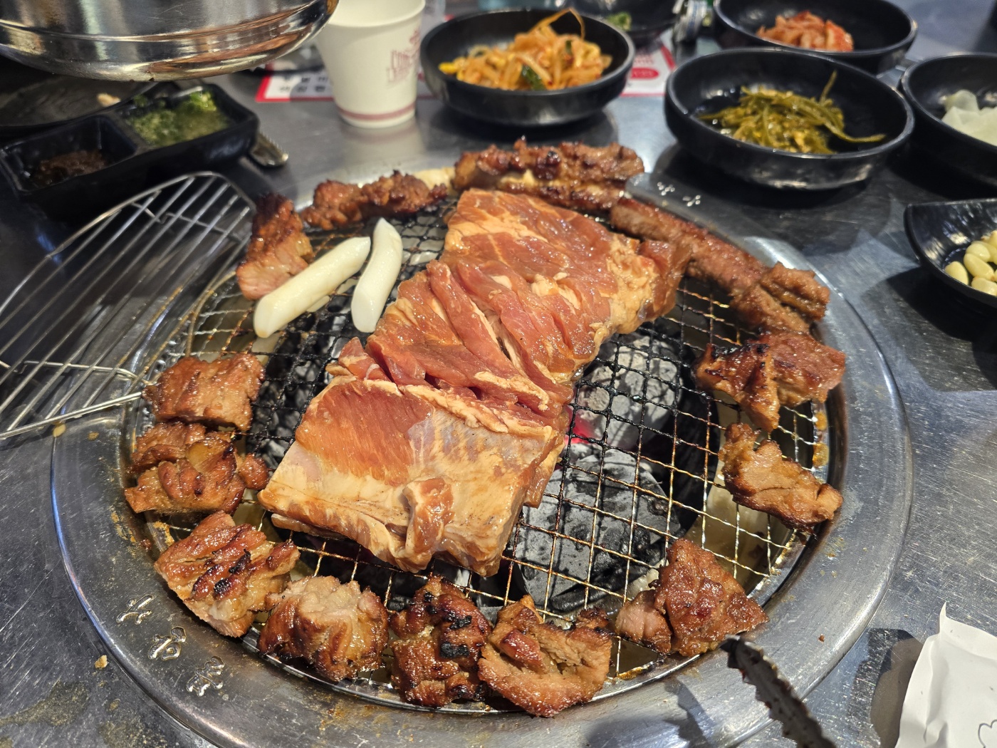 춘천 구울래머글래 불판에 올린 돼지양념갈비