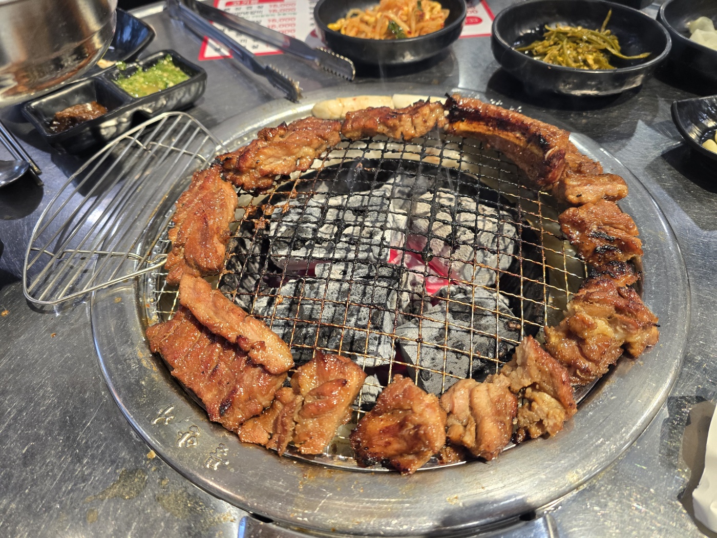 춘천 구울래머글래 불판 가장자리에서 익어가는 닭발