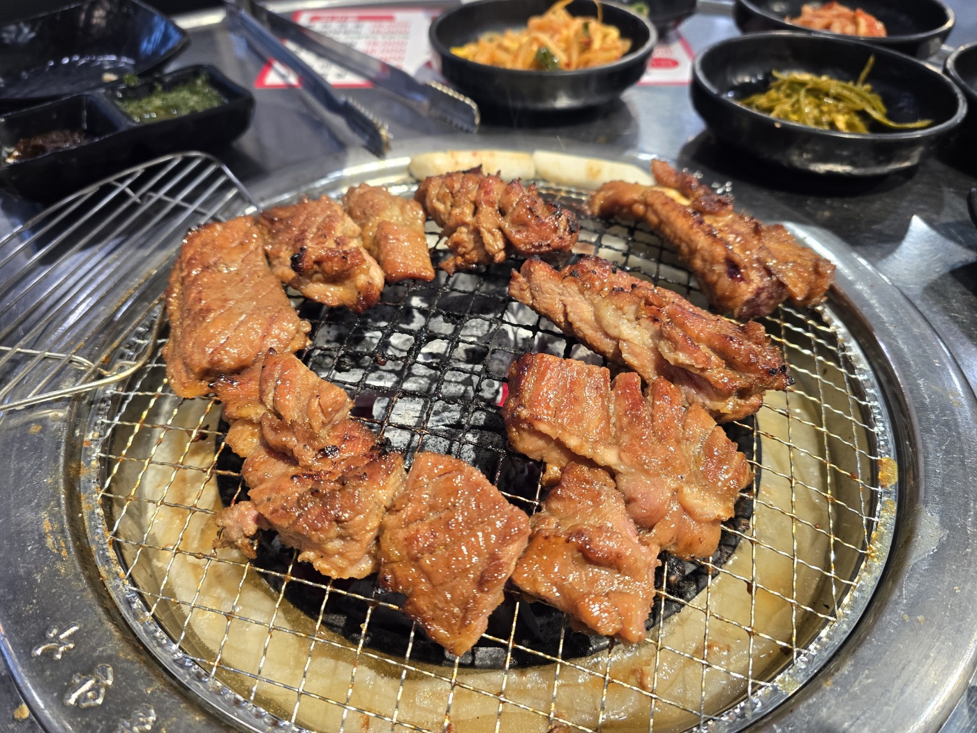 춘천 구울래머글래 불판 가득 구워지는 양념갈비