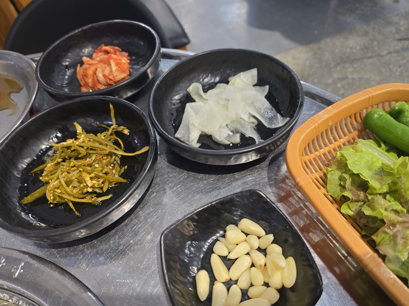 춘천 구울래머글래 기본 반찬 구성