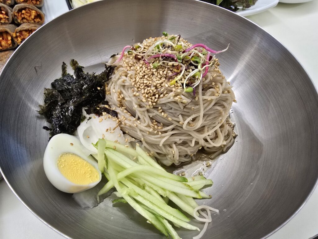 애막골 동치미막국수 양념장 없이 나온 비빔막국수