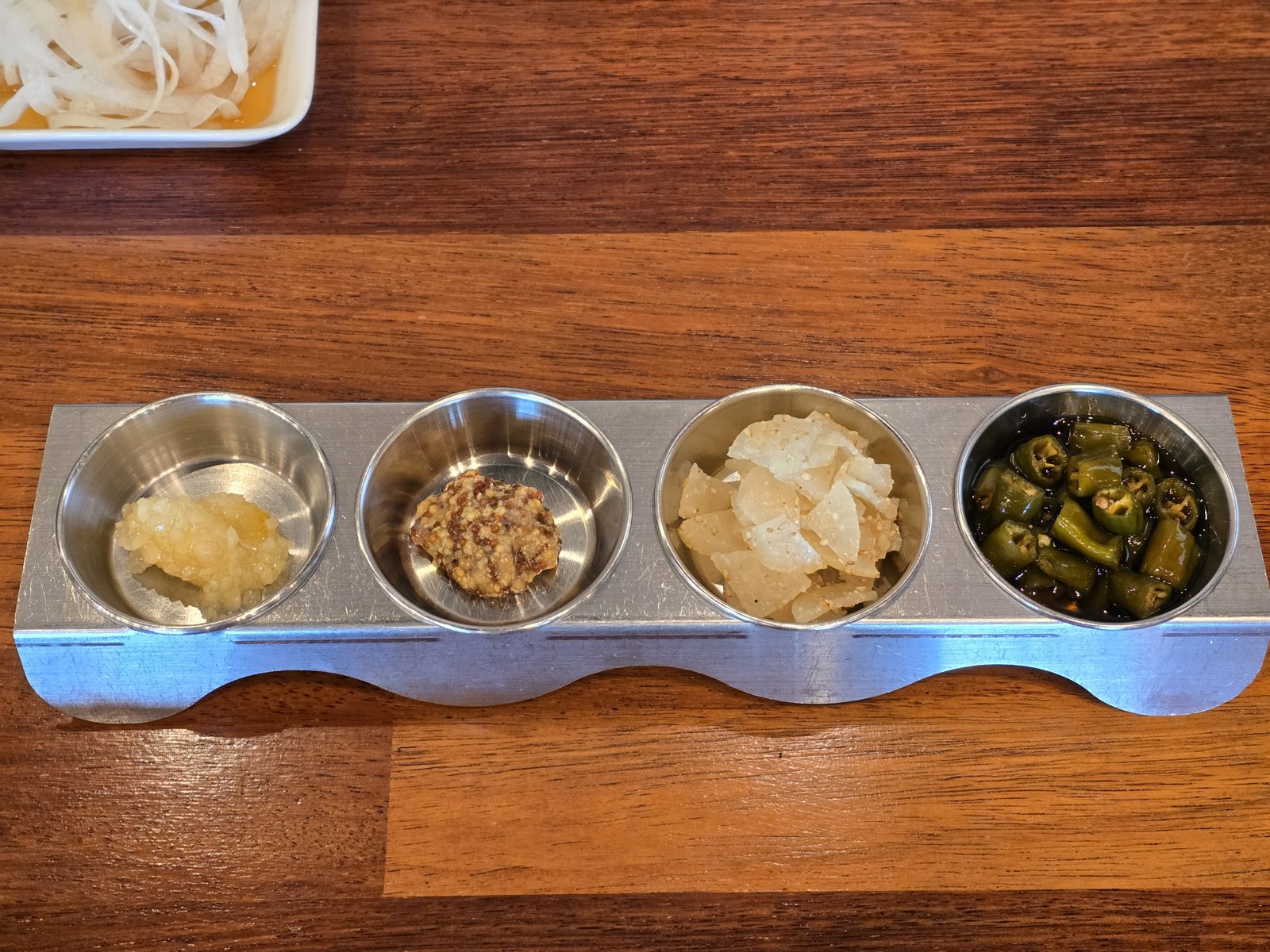 아사도 4칸 종지에 담긴 소스와 절임