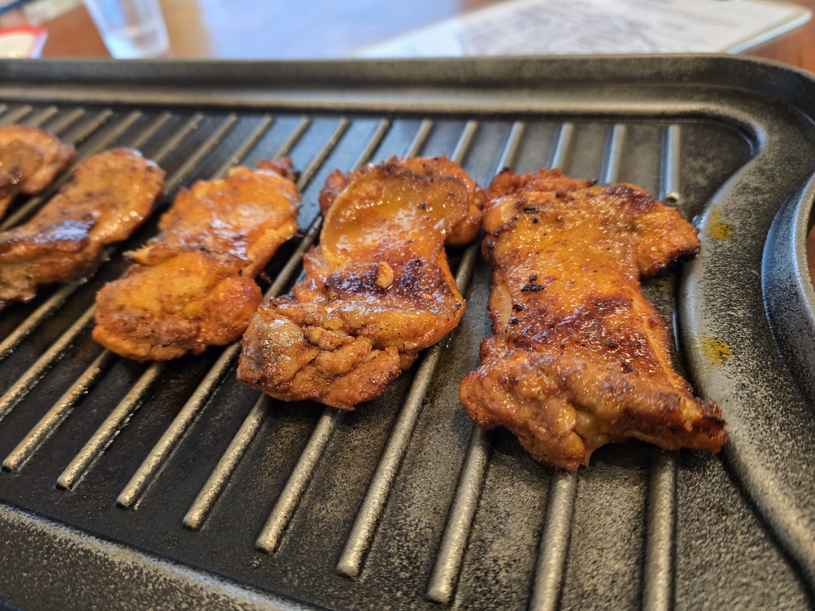 아사도 숯불닭갈비 다리살 구이 클로즈업