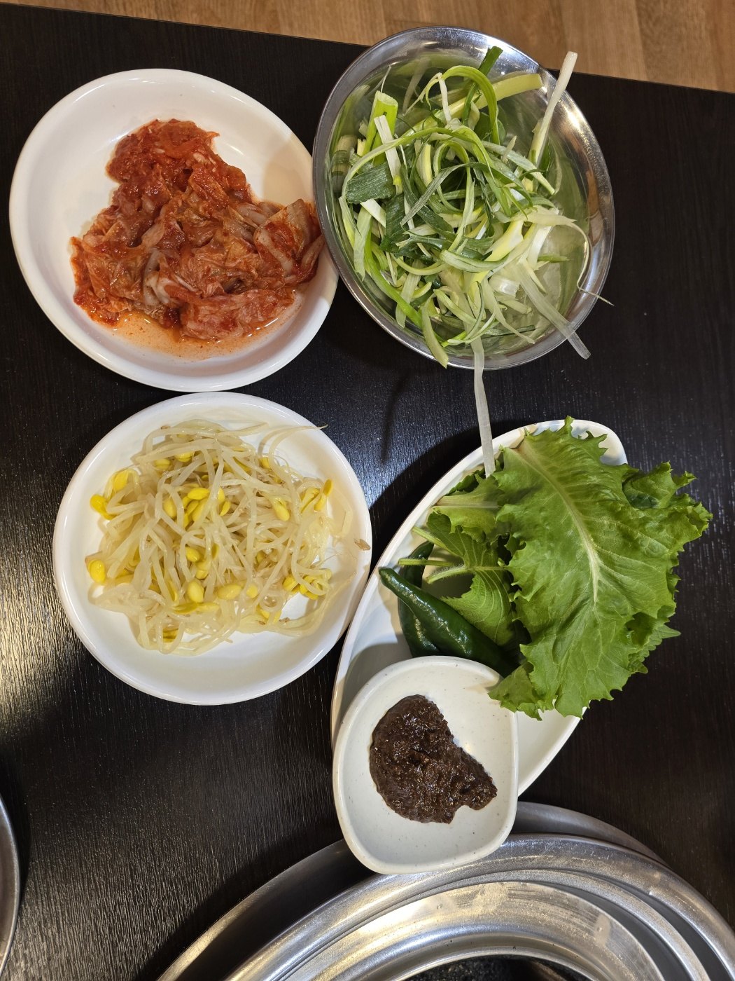 춘천 장대박 숯불구이 기본 반찬 구성