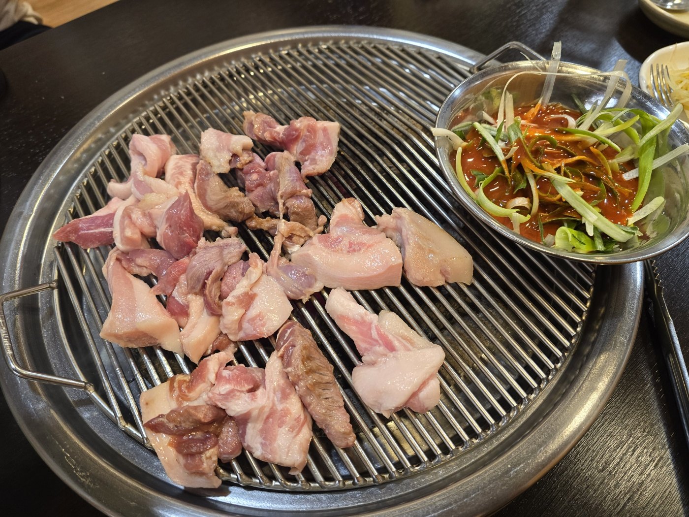춘천 장대박 숯불구이 불판에 올린 특수부위
