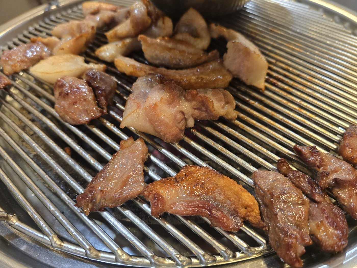 춘천 장대박 숯불구이 다 익은 특수부위 고기