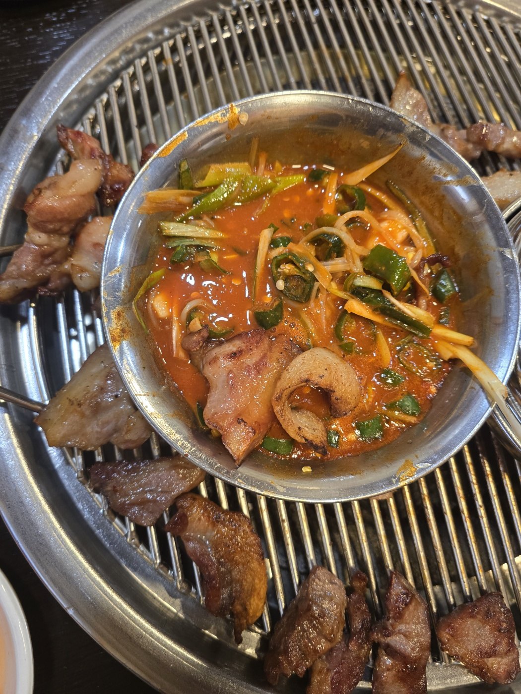 춘천 장대박 숯불구이 불판에서 익히는 콩나물 파채