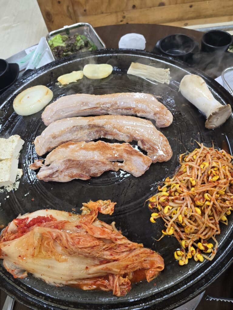 춘천 후평1번지닭갈비 삼겹살 굽는 중