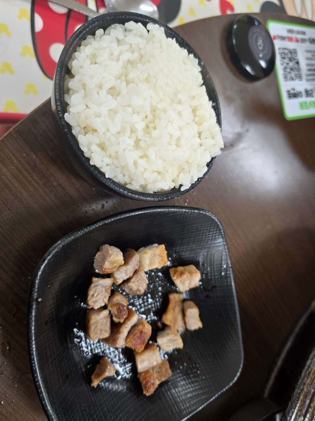 춘천 후평1번지닭갈비 공깃밥과 구운 고기