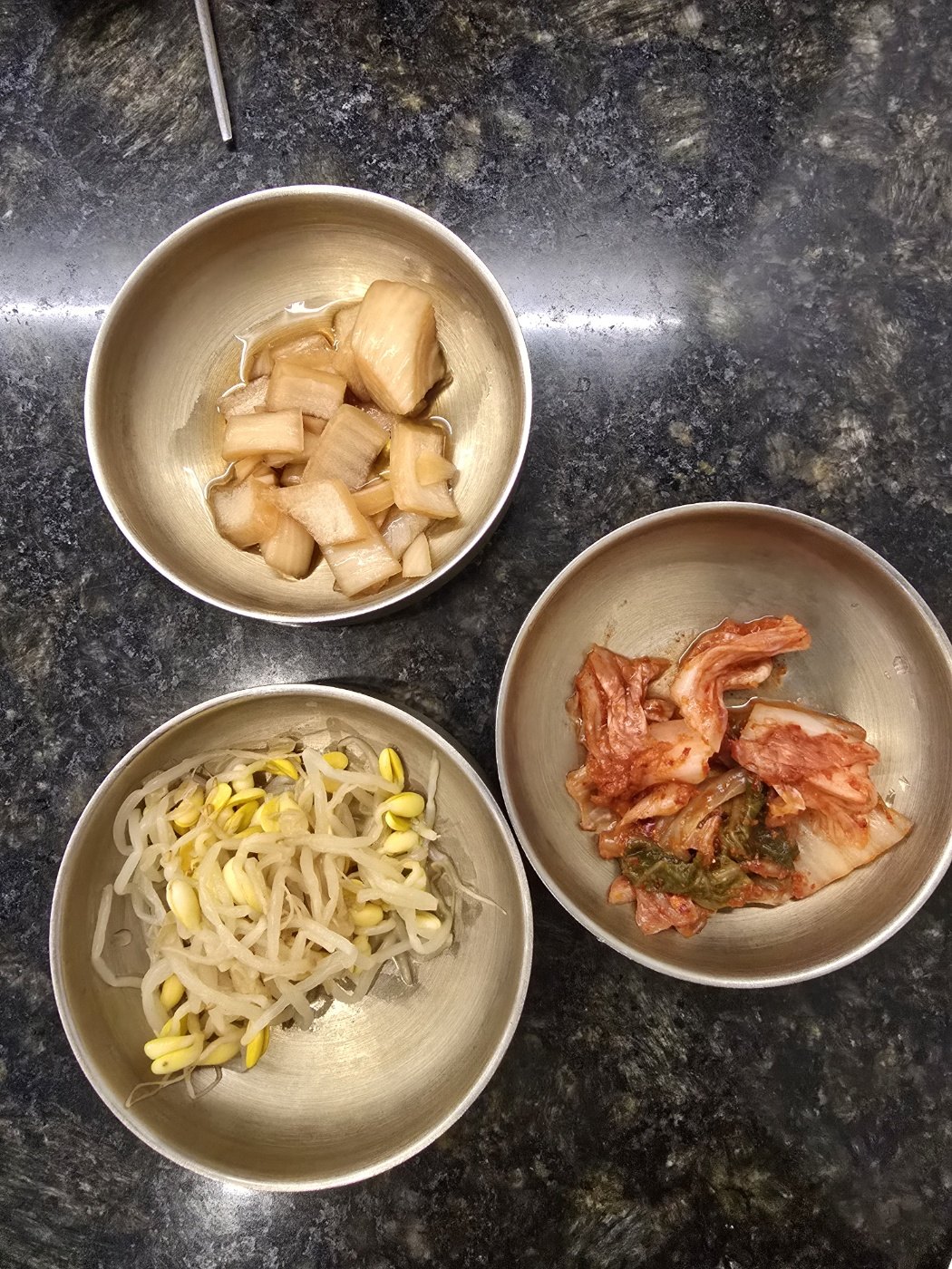 에버랜드 한와담 반찬 세 가지 — 양파절임 콩나물 김치