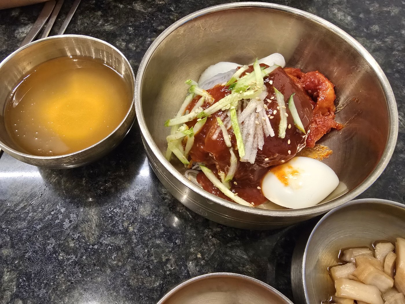 에버랜드 한와담 코다리 비빔냉면 13,000원과 차가운 냉면육수