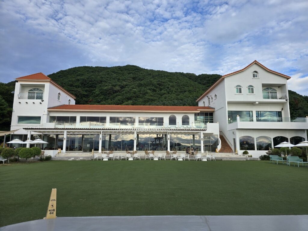 춘천 산토리니 카페 잔디밭과 본관 전경