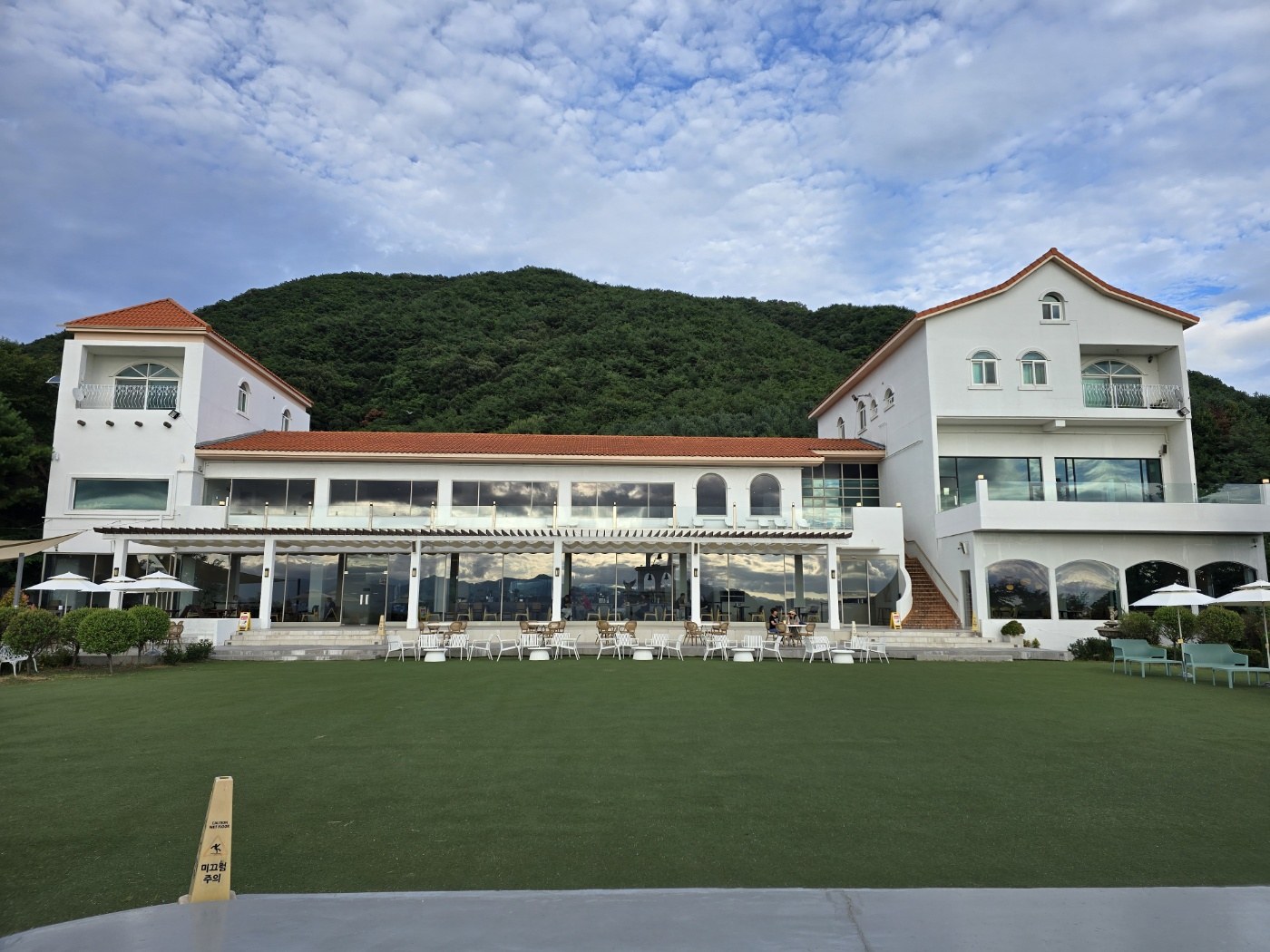 춘천 산토리니 카페 잔디밭과 본관 전경