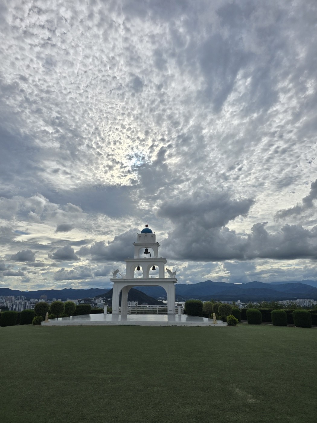 춘천 산토리니 카페 잔디밭 흰색 종탑