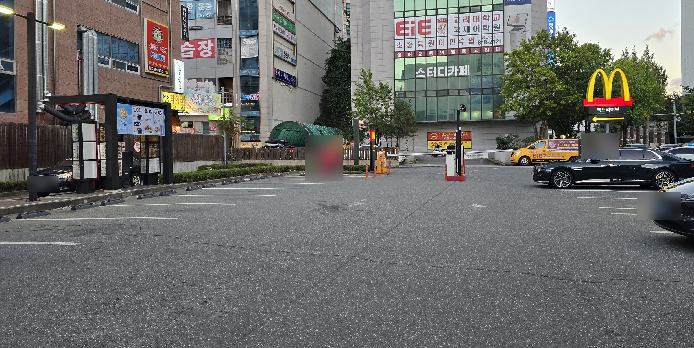 맥도날드 춘천후평DT점 매장 앞 주차장과 맥드라이브 표지