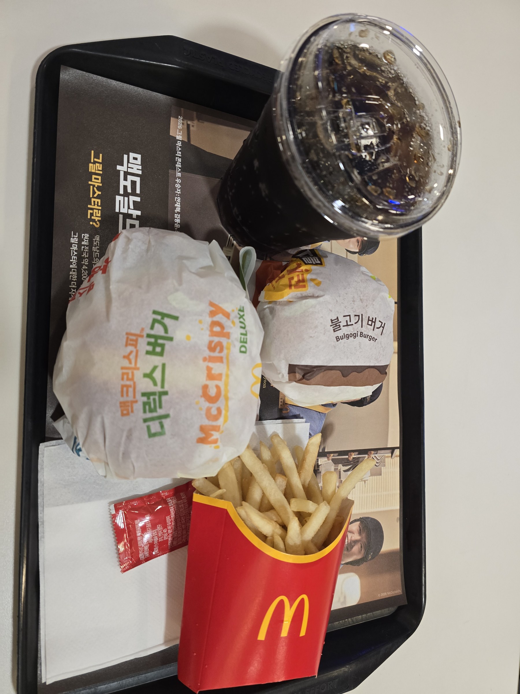 트레이에 놓인 맥크리스피 디럭스 버거와 불고기 버거, 후렌치 후라이, 콜라