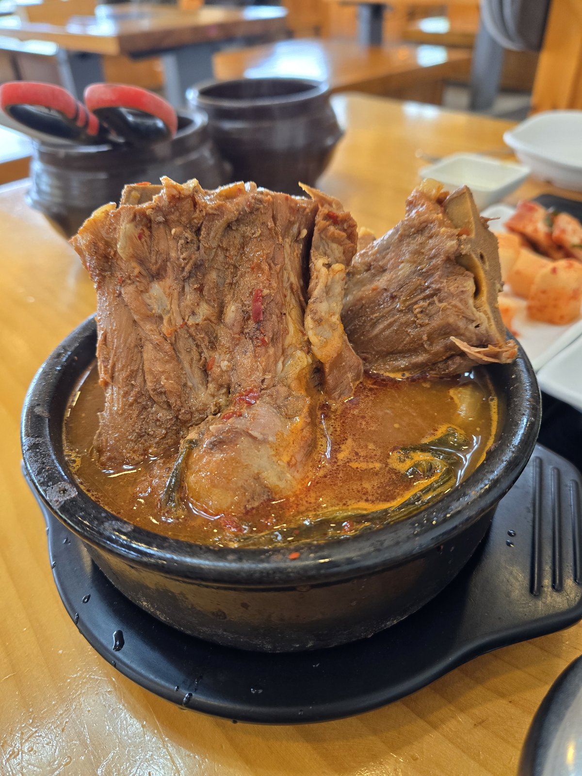 뚝배기 위로 등뼈가 솟아 있는 뼈다귀해장국