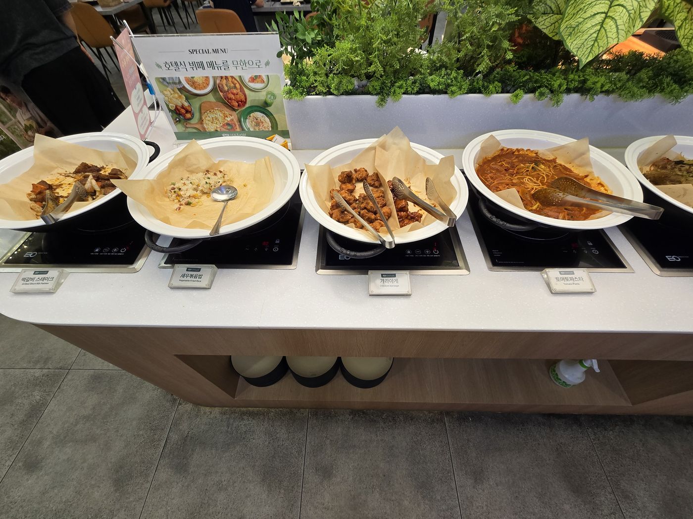 떡갈비 스테이크, 새우볶음밥, 가라아게, 토마토파스타 이름표가 붙은 인덕션 위 뷔페 접시