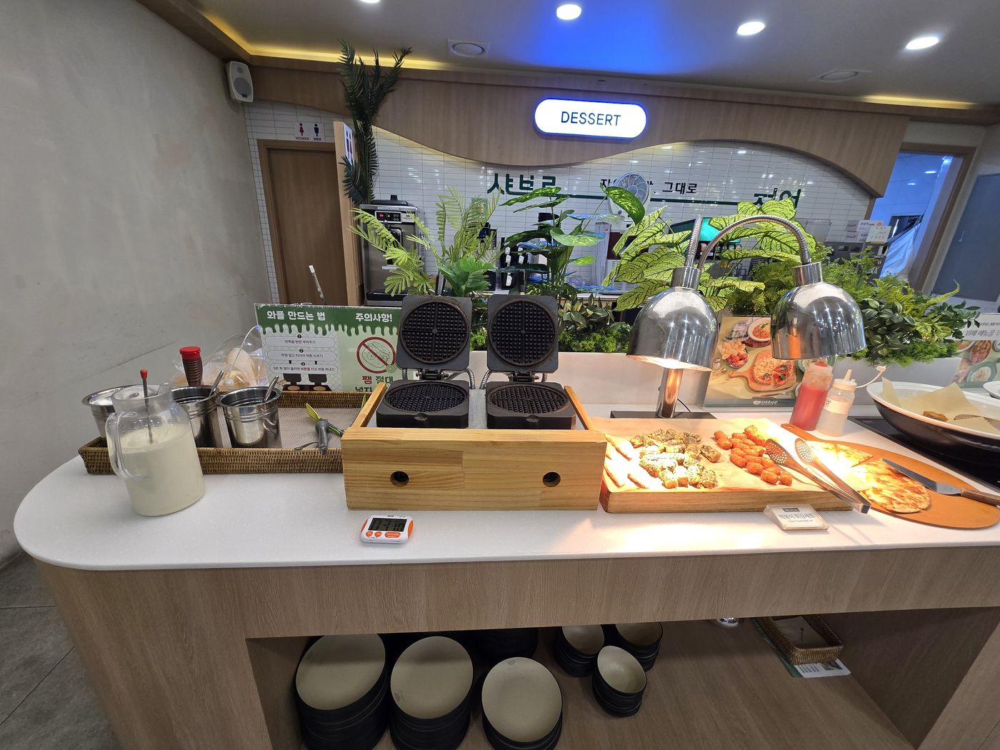와플 기계 두 대와 와플 반죽 통, 와플 만드는 법 안내문