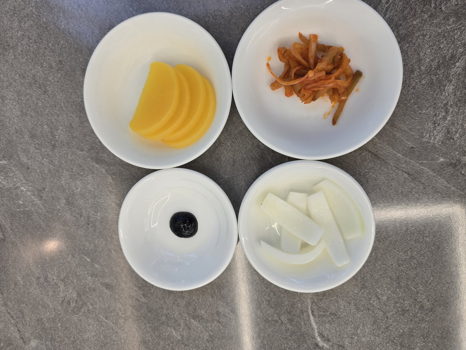 천미향 기본 반찬 네 접시