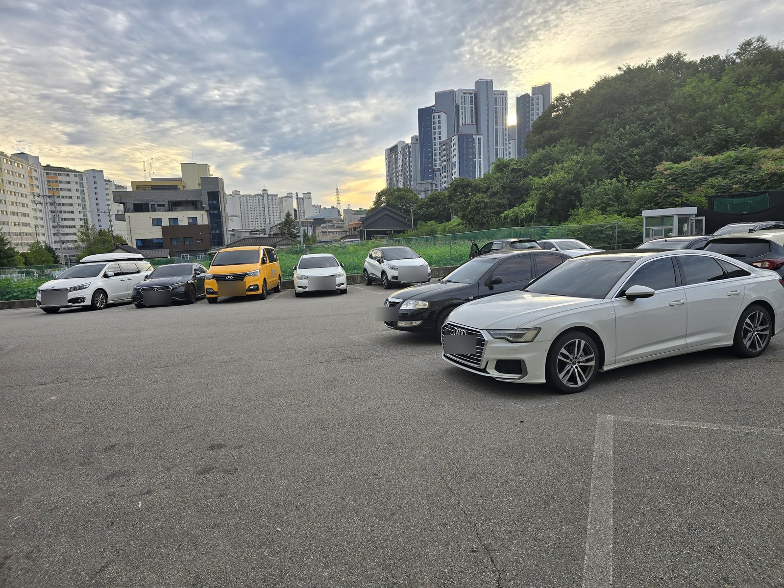 건물에 붙어 있는 주차장