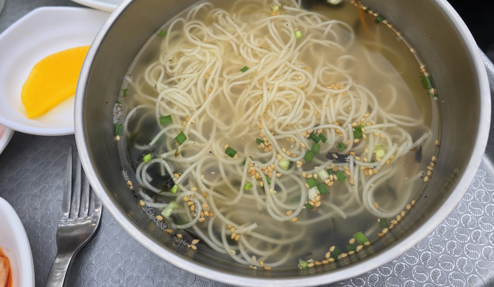 맑은 국물에 소면이 담긴 잔치국수와 파·깨 고명