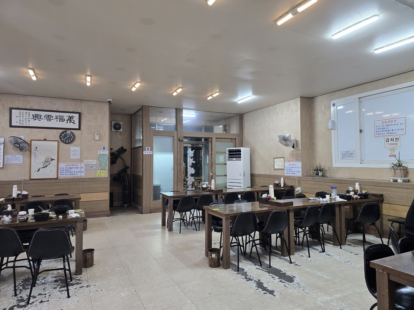 춘천 24시간 해장국 남부해장국 홀 입식 테이블 좌석