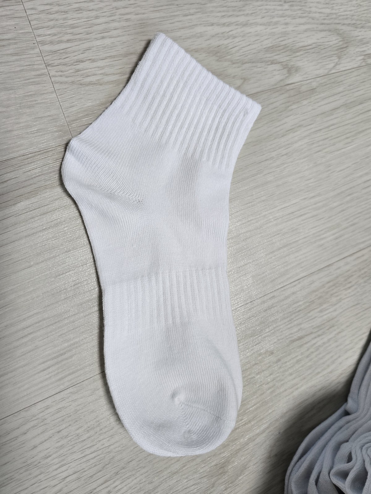 폴리에스터 양말 한 짝을 펼친 모습
