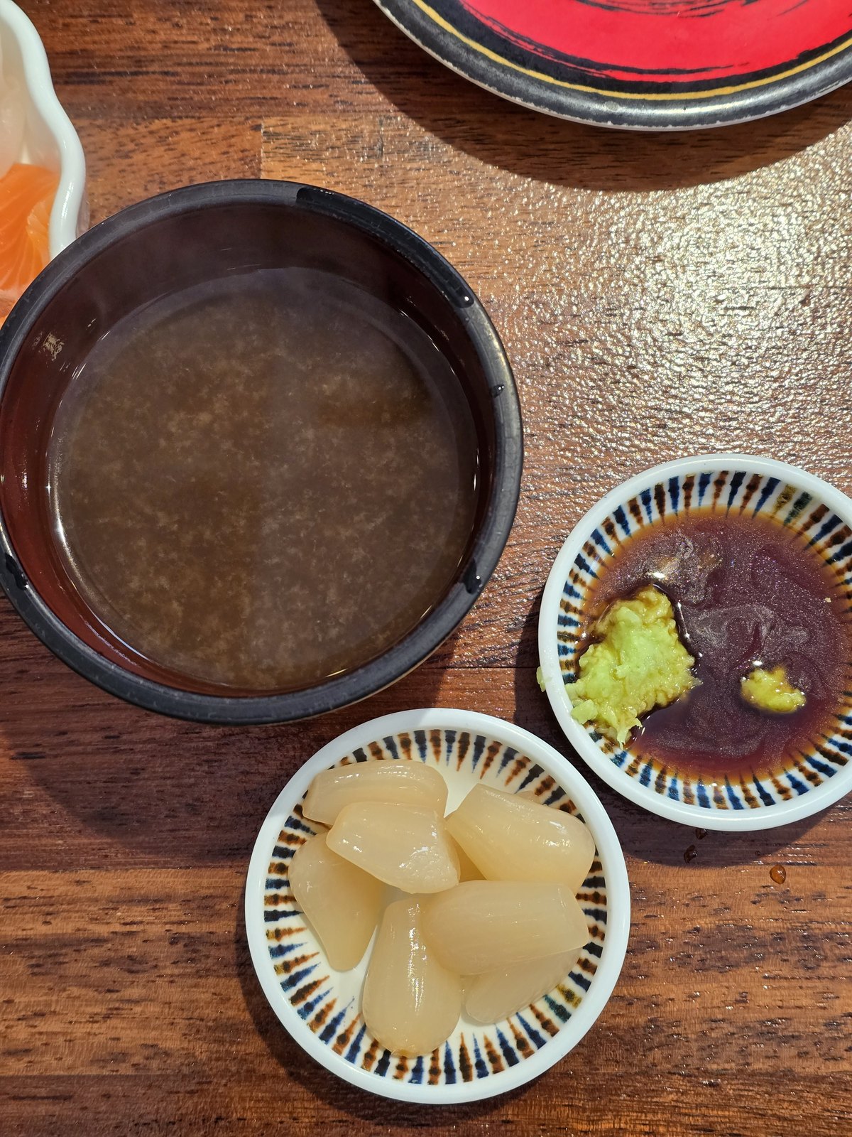 장국과 락교, 와사비를 푼 간장 종지