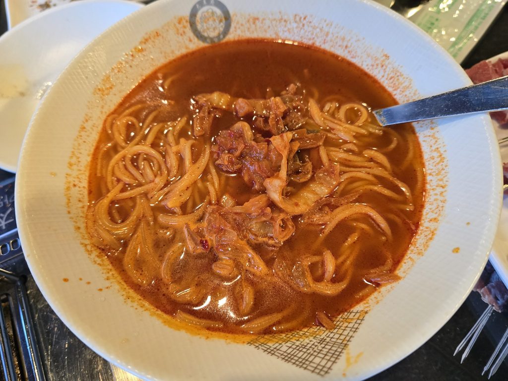 태양부양꼬치 빨간 국물 면요리